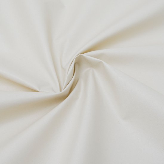 Textuurdetail van crème polyester stof, met zachte vouwen en een lichte glans.