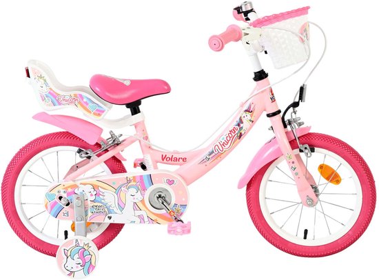 Roze kinderfiets met unicorn decoraties, mandje voorop en zijwieltjes. Zadel en handvatten zijn roze.
