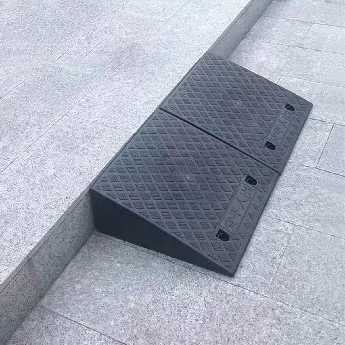Oprijplaat - Drempelhulp - Toegang Verbeteren - Antislip Profiel - 50 x 27 x 8cm - Zwart