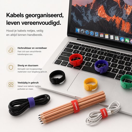 Meerkleurige Sounix kabelbinders (rood, blauw, geel, groen, zwart, paars) rond potloden en kabels op een laptop.