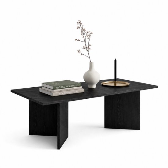 Table basse rectangulaire noire à grain de bois, avec vase blanc, livres et bougie.