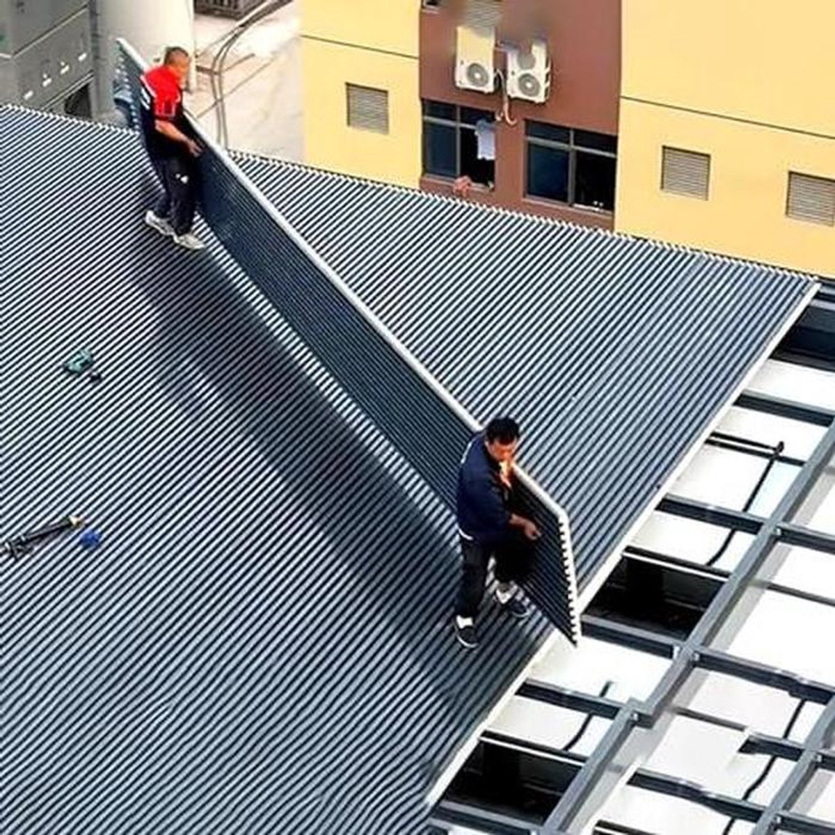 Gegolfde dakplaten - Metalen panelen - Waterdichte bekleding - Thermische isolatie - Tot 610cm lengte - Bruin