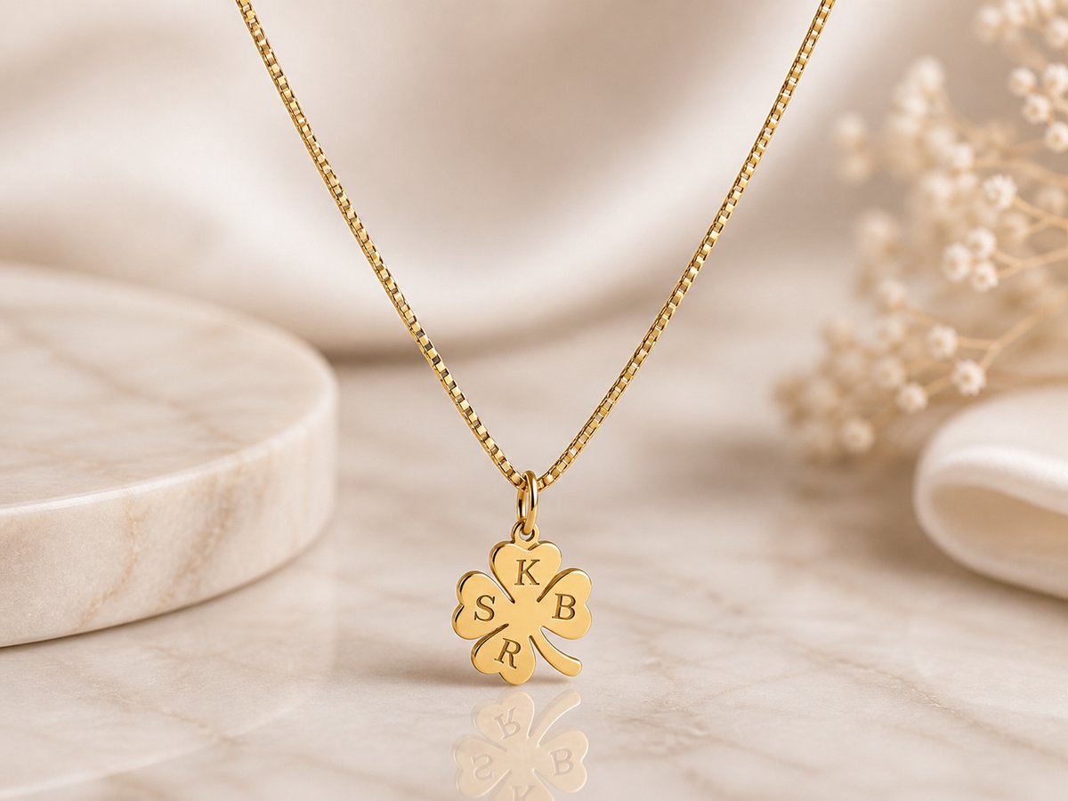 Ketting Senna Goud gepersonaliseerd sieraad met initialen gegraveerd, leuk persoonlijk cadeau voor moeder, vrouw of vriendin.
