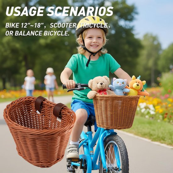 Jong kind met gele helm op blauwe fiets, met bruine gevlochten mand voorop gevuld met knuffels.