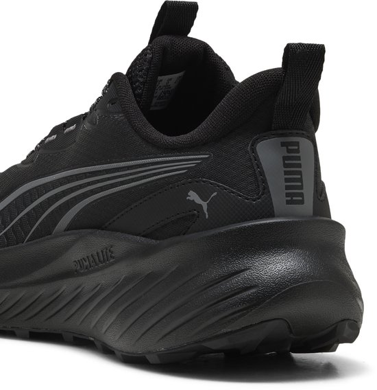 Zwarte PUMA-sportschoen met PumaLite-zool, mesh bovenwerk en PUMA-logo op de hiel.