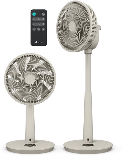 Twee beige ventilatoren, één met afstandsbediening. De ventilatoren staan op een voet en zijn in hoogte verstelbaar.