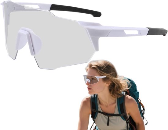 Witte sportbril met groot, helder glas en verstelbare neusbrug. Vrouw met rugzak draagt de bril.