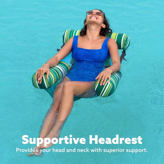 Femme en maillot de bain bleu se détendant dans un fauteuil flottant rayé vert avec un appui-tête de soutien.