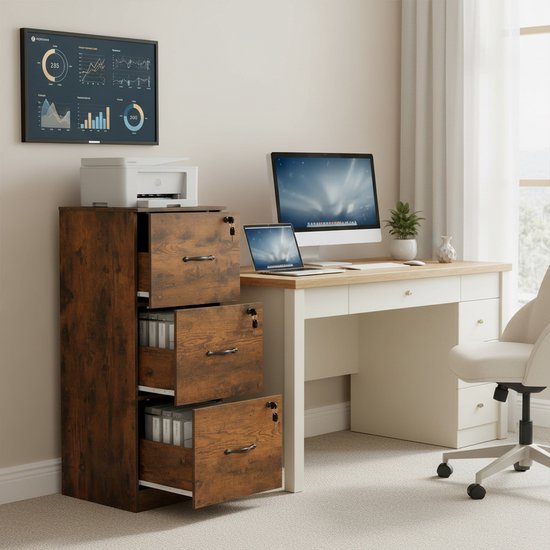 Een houten archiefkast met 3 open lades waarin mappen en documenten zijn opgeborgen, naast een bureau met computer.