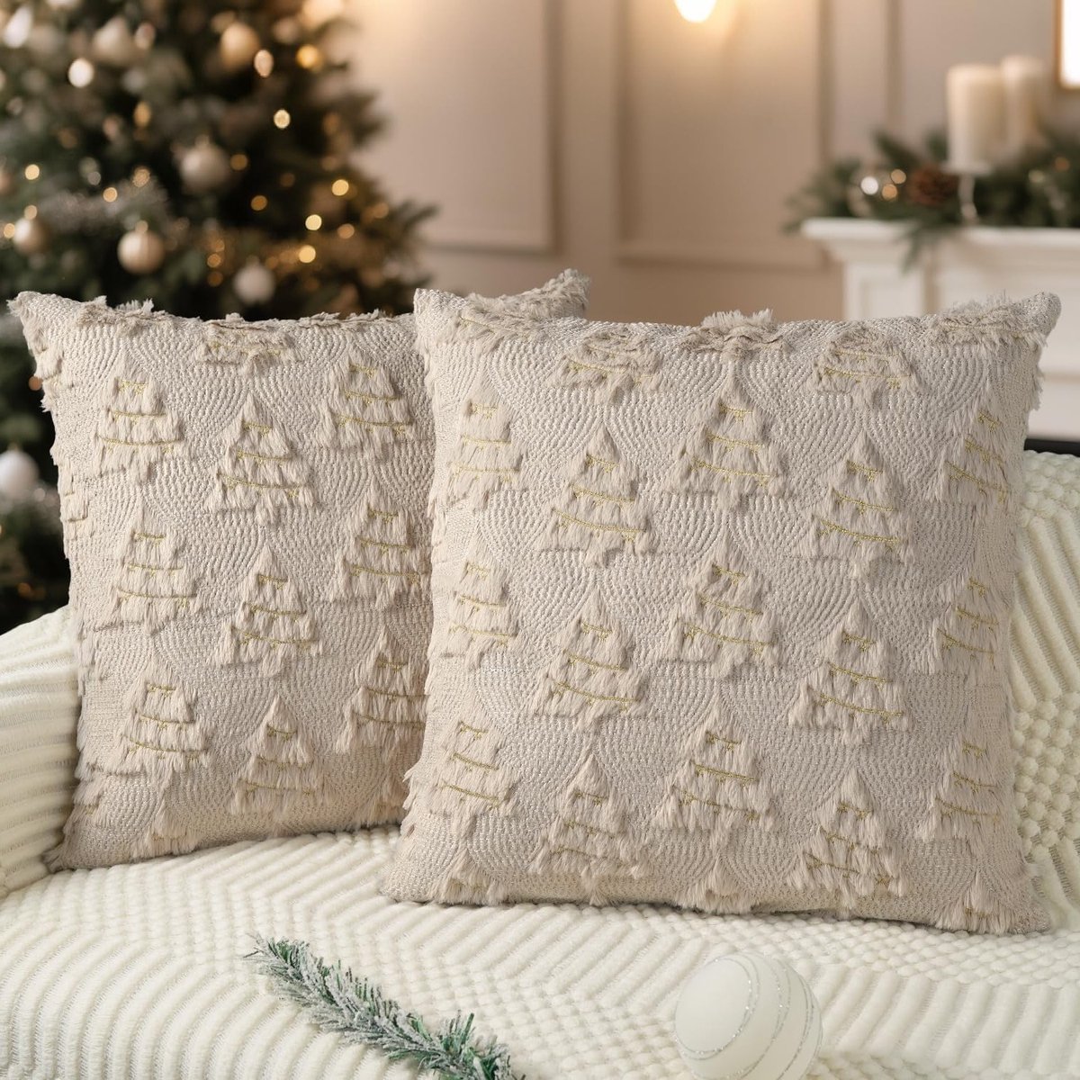Decoratieve Kerst Kussenhoezen 45x45cm Set van 2 Zachte Pluche Nepbont met Gouden Lijnen voor een Feestelijke Woonkamer en Sofa in Beige