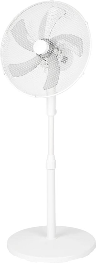 Witte staande Kinzo ventilator met vijf bladen en een ronde voet.