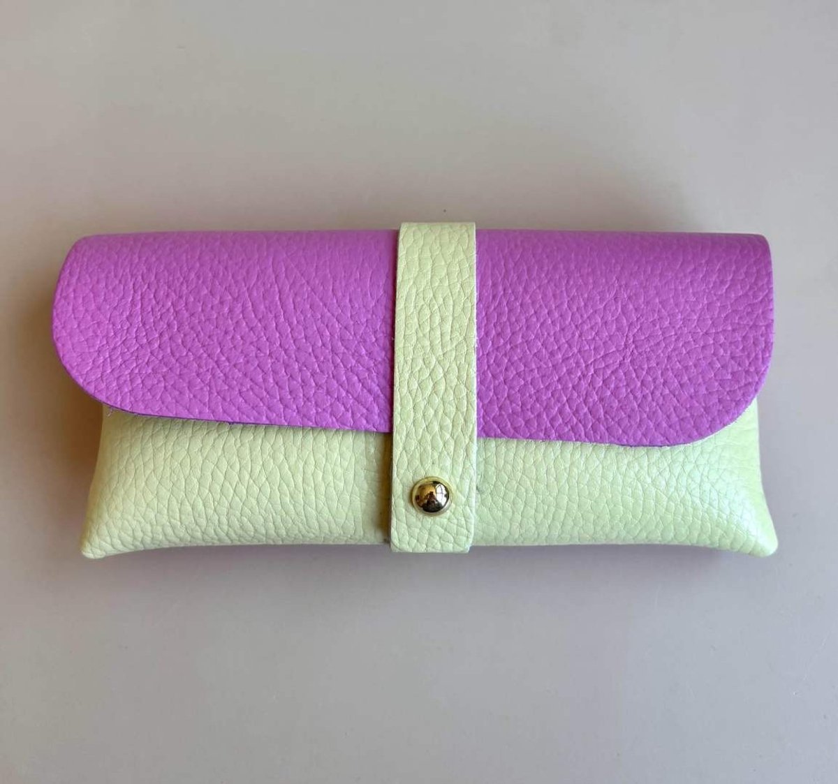 Zonnebrilhoes Geel & Roze | Colorblock | Echt leer 100% | 16 x 8 cm | Accessoire | Zonnebril | Modern | Hip | Trendy | Fashion | Brildrager | Gadget | Sunglasses Wallet | Zon | Lente Zomer | Accessoires | Dames | Heren | Kind | Brillenkoker | Mode