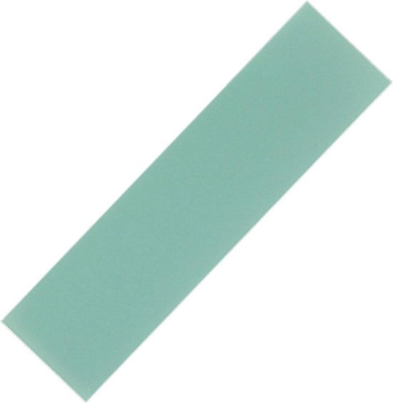 Een effen lichtgroene, rechthoekige plank op een witte achtergrond.