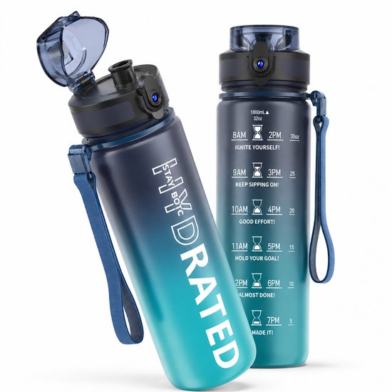 Twee blauw/grijze waterflessen van 1000 ml met tijdmarkeringen. "HYDRATED" is verticaal op de fles gedrukt. Eén fles heeft een open dop en een blauw hengsel.