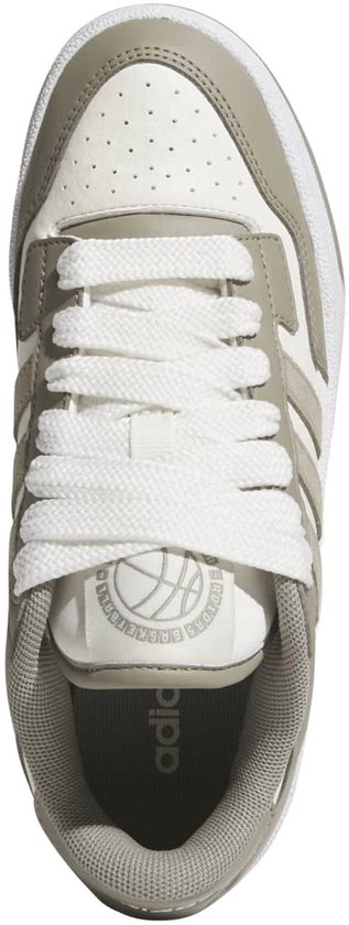 Bovenkant van een lage adidas sneaker in wit met taupe details en veters.