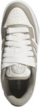 Bovenkant van een lage adidas sneaker in wit met taupe details en veters.