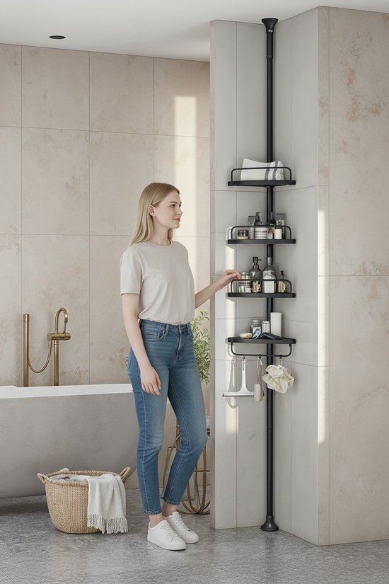 Een vrouw in spijkerbroek en beige T-shirt staat naast een telescopisch doucherek met vier zwarte hoekplanken gevuld met toiletartikelen.