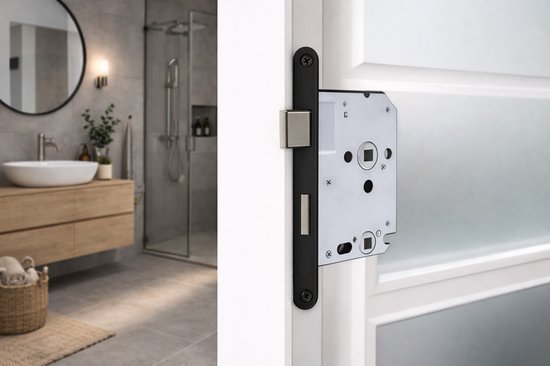 Een zwart insteekslot met een gepoedercoate voorplaat en metalen dagschoot en nachtschoot, gemonteerd in een deuropening naast een badkamer.