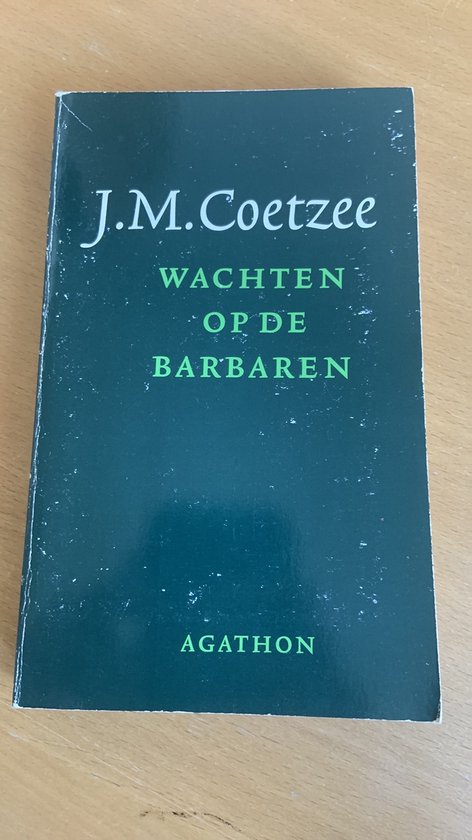 Donkergroene kaft van het boek Wachten op de barbaren van J.M. Coetzee.