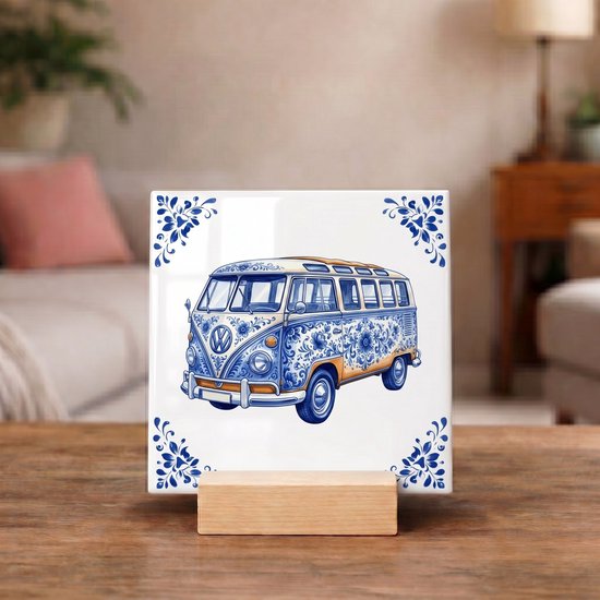 Carreau blanc avec un combi Volkswagen bleu Delft, des fleurs bleues et une décoration d'angle.