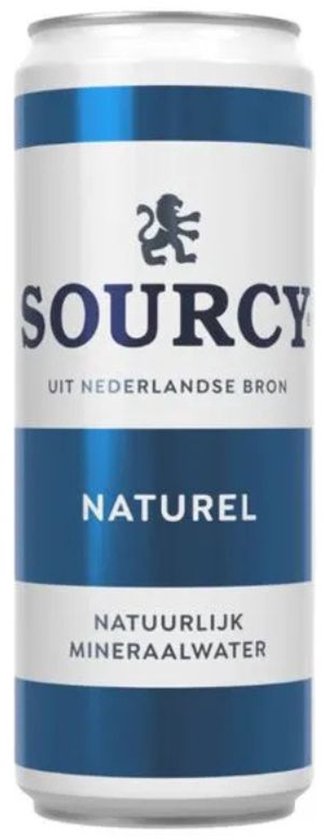 Een blikje Sourcy bronwater. Het blikje is blauw-wit gestreept met het Sourcy logo en "NATUREL" in witte letters.