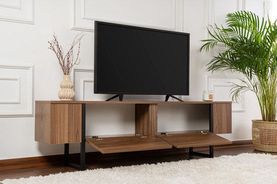 Tv-meubel in walnoothout-look met open vakken, metalen poten en twee openklapbare deuren.