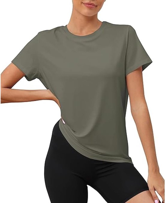 Olijfgroene sport T-shirt met korte mouwen, gedragen door een model met een zwarte sportbroek.