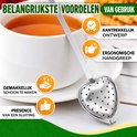 Close-up van een zilverkleurig, hartvormig theefilter met indicaties voor aantrekkelijk ontwerp, ergonomische handgreep en gemakkelijke reiniging.