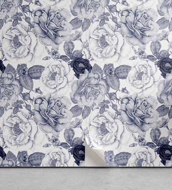 Behang met grote, schetsmatige bloemen in blauw en wit, met een loshangende hoek.