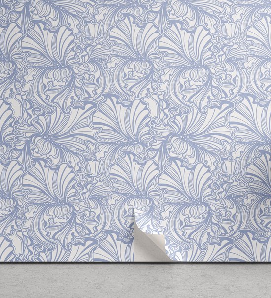 Abakhaus Art Nouveau behang, lichtblauw en wit met bloemenpatroon. Een rol wordt van de muur getrokken.