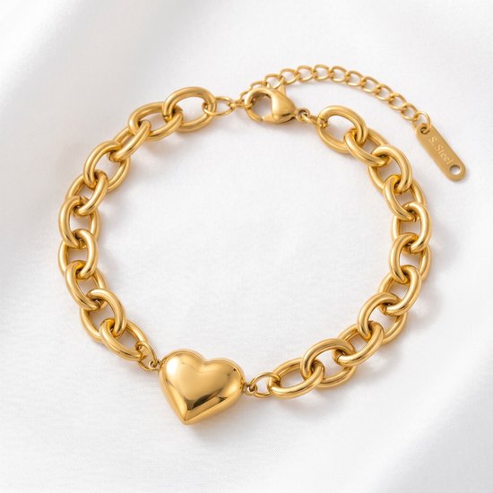 Gouden schakelarmband met een glanzend hartje als bedel. "S. Steel" gegraveerd op een schakel.