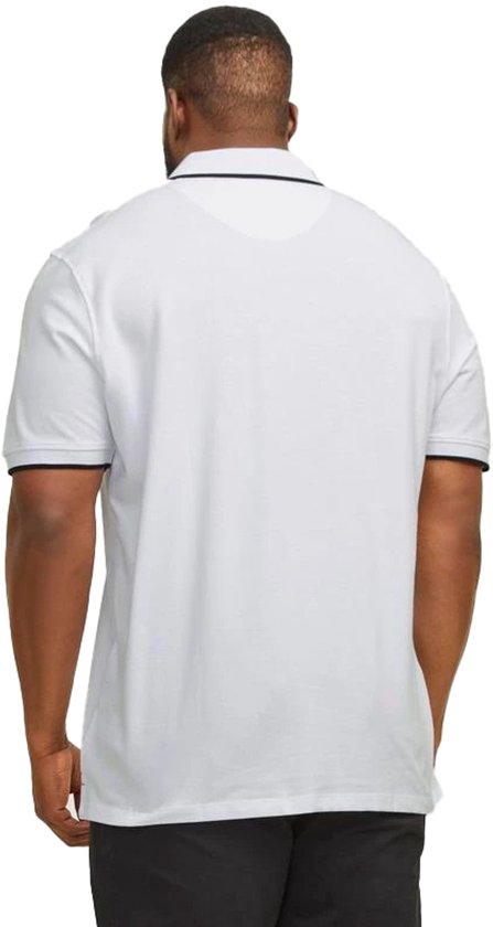 Man in witte polo met zwarte bies, van achteren gezien.