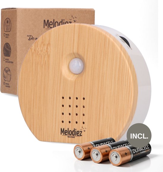 De Melodiez Nature Box, een rond houten apparaat, met AAA-batterijen en verpakking.