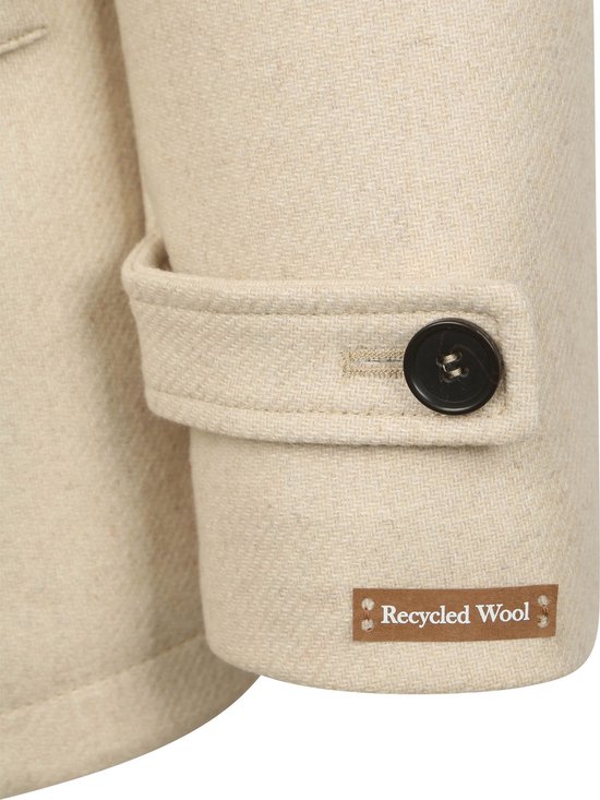 Crèmekleurige wollen jas met manchetband, knoopsluiting en 'Recycled Wool' label.