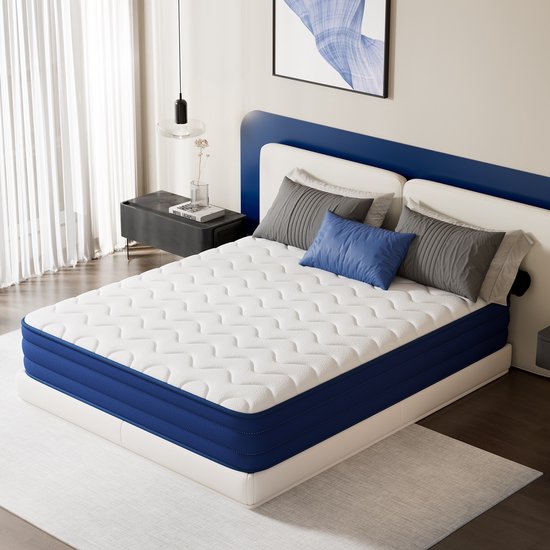 Luxe slaapkamer met een opgemaakt matras van 160x200 cm, met blauwe en witte accenten.