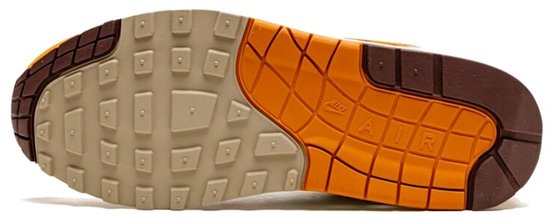 Onderkant van een oranje en bruine sneaker met een beige middenzool. Het profiel bevat het woord 'AIR'.