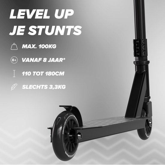 Zwarte stuntstep met op het deck een witte zigzagprint. Max. 100kg, vanaf 8 jaar, 110-180cm, weegt 3,3kg.
