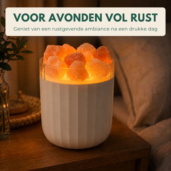 Boncy zoutsteen lamp met oranje gloed op een nachtkastje, creëert een rustige sfeer.