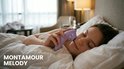 Een vrouw ligt in bed met een lila Montamour Melody vibrator in haar hand.
