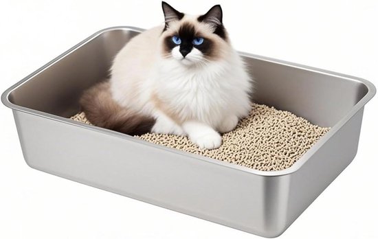Kattenbak van roestvrij staal gevuld met korrels, een Ragdoll kat met blauwe ogen zit erin.