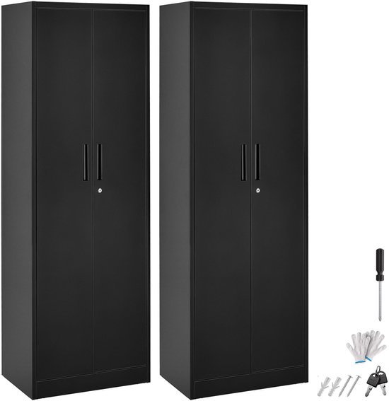Set van twee zwarte metalen kasten met elk twee deuren, handgrepen en een slot met sleutel. Incl. gereedschap en pluggen.