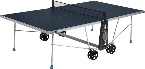 Een blauwe tafeltennistafel met net, ballenhouder en zilveren poten met wielen.
