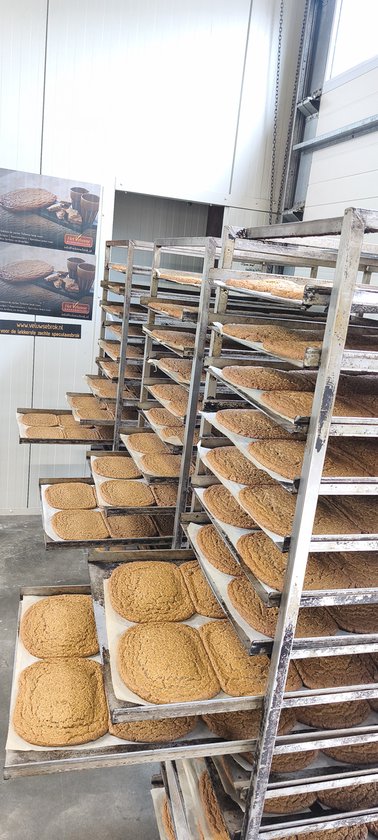 Racks vol met zachte Veluwse brokken in een bakkerij.