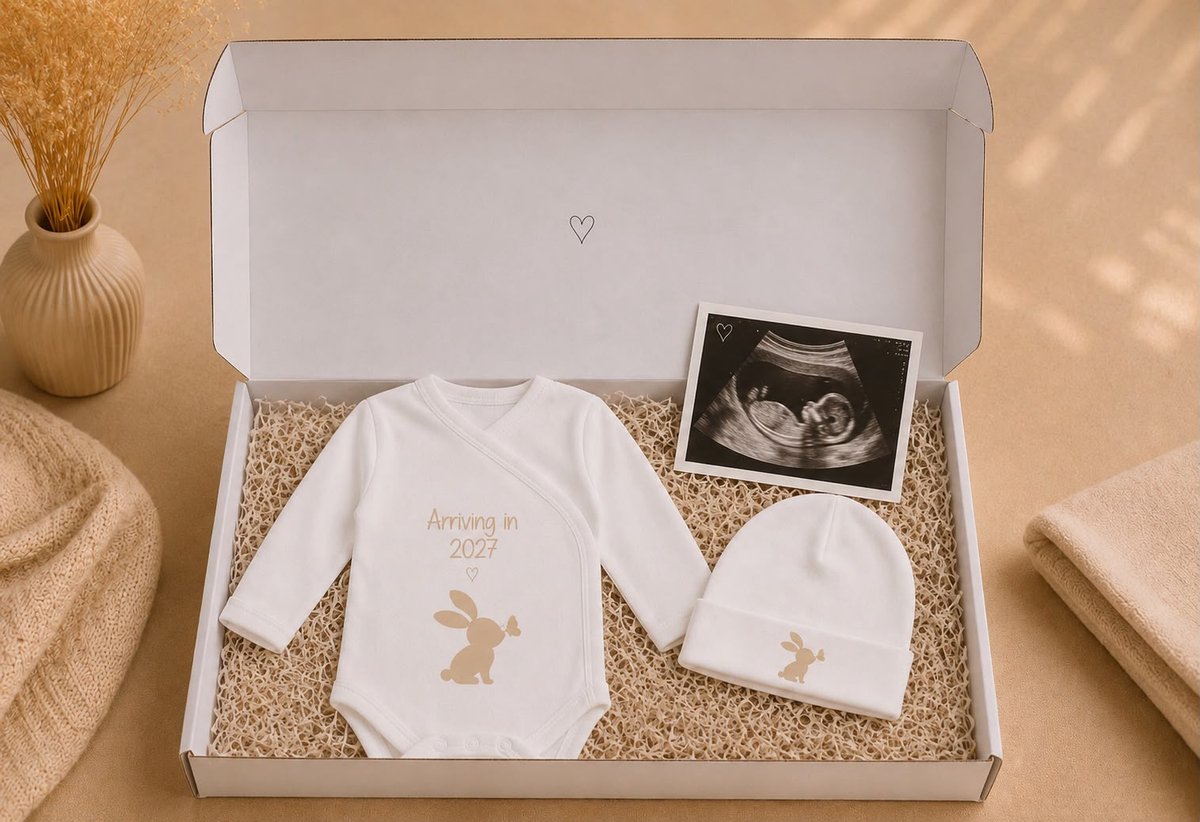 Blijeitje – Zwangerschapsaankondiging Baby Verwacht in 2027 – Luxe Kraamcadeau Set met Romper & Mutsje – Babyshower Cadeau – Newborn Geschenk Bunny Design