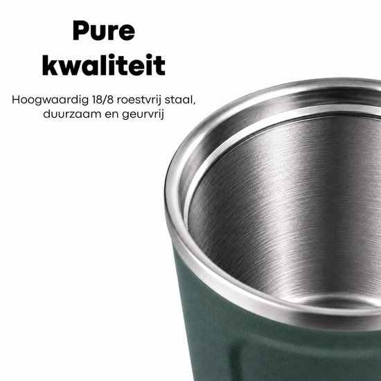 Binnenzijde van een donkergroene beker van glanzend 18/8 roestvrij staal. "Pure kwaliteit".
