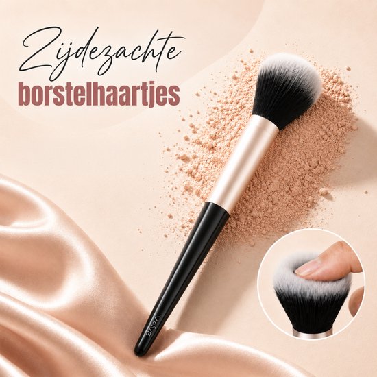 Zijdezachte borsteltjes van een grote make-upkwast met zwarte steel en champagnekleurige ring, omringd door poeder.