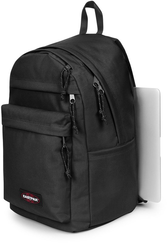 Zwarte Eastpak Day Pak'r Pro rugzak met een laptop die uit een zijvak steekt.