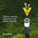 Varta Recharge Accu Solar batterijen naast een tuin zonne-energie lampje.