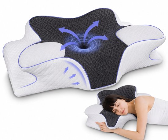 Ergonomisch vlinderkussen met focus op ventilatie, naast een vrouw die erop slaapt. Het kussen heeft witte en donkergrijze delen.