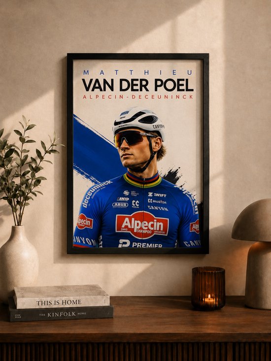 Matthieu van der Poel en tenue de cyclisme Alpecin-Deceuninck, casque blanc, lunettes de soleil, fond bleu et blanc.